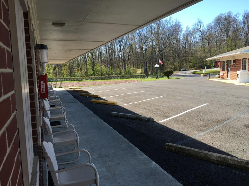 Motel Red Carpet -