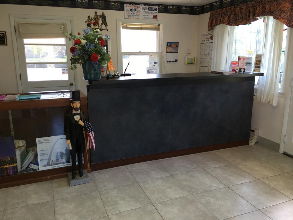 Motel Red Carpet -